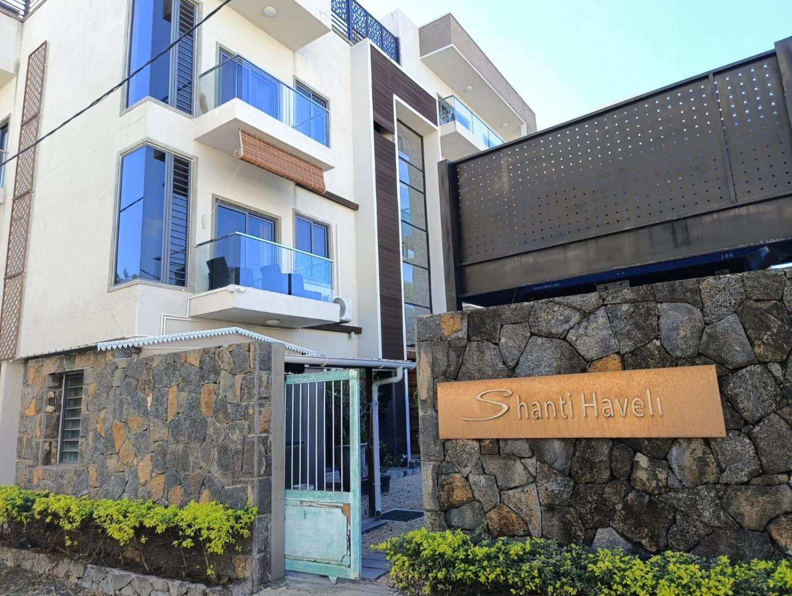 Newly Renovated Studio Apartment With Rooftop Pool, Few Steps To The Beach Flic en Flac Room photo