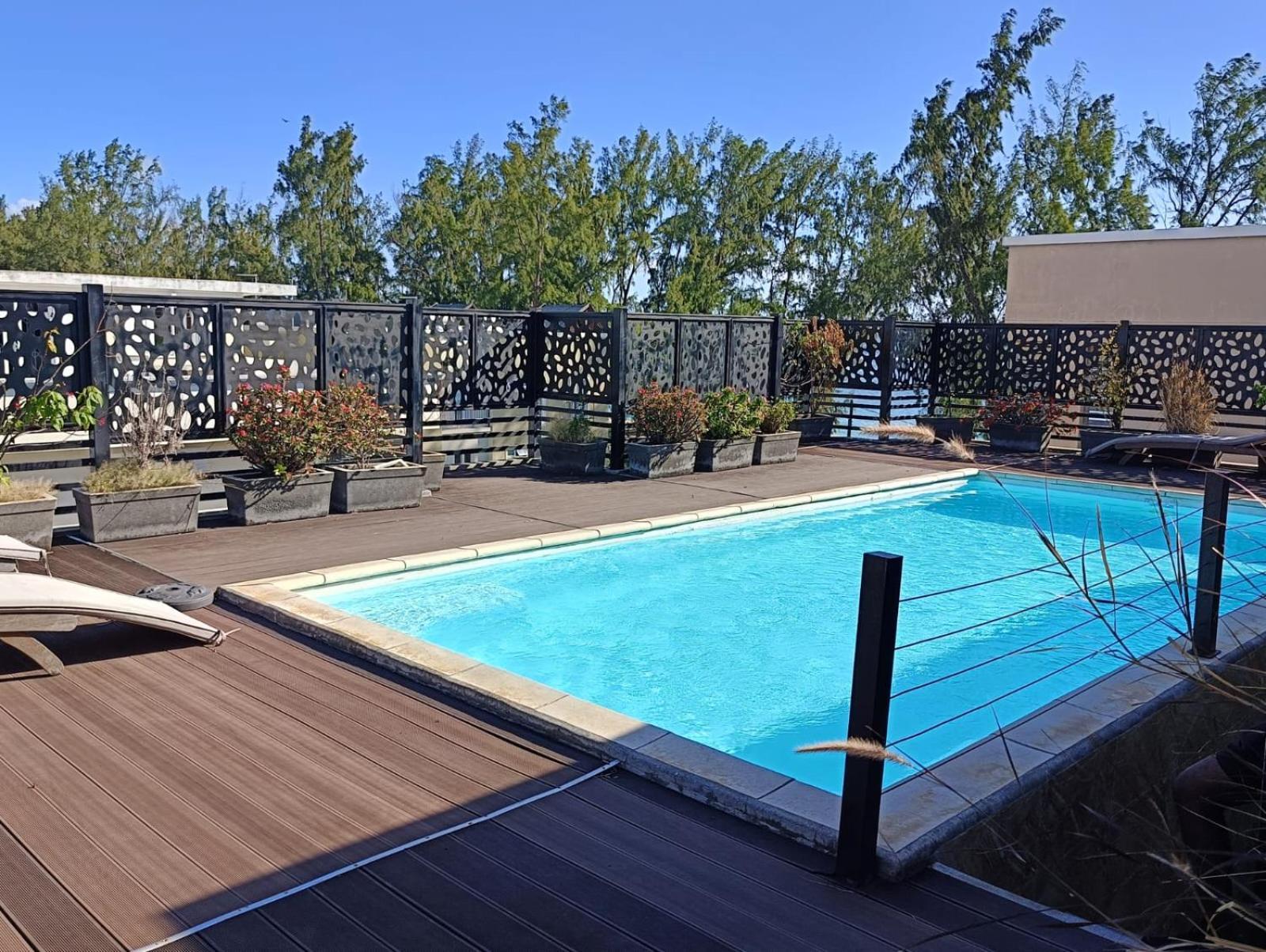 Newly Renovated Studio Apartment With Rooftop Pool, Few Steps To The Beach Flic en Flac Exterior photo