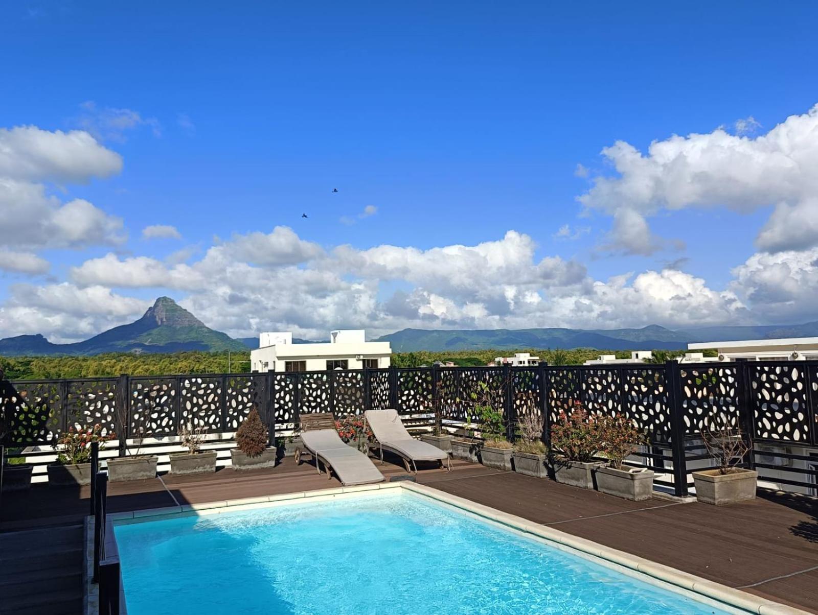Newly Renovated Studio Apartment With Rooftop Pool, Few Steps To The Beach Flic en Flac Exterior photo