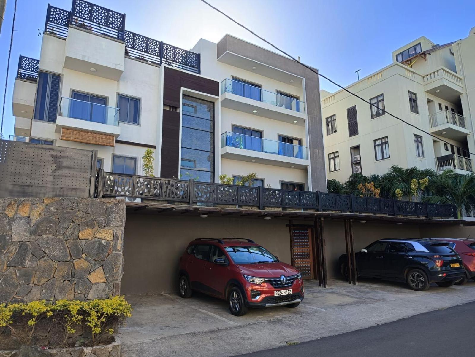 Newly Renovated Studio Apartment With Rooftop Pool, Few Steps To The Beach Flic en Flac Exterior photo