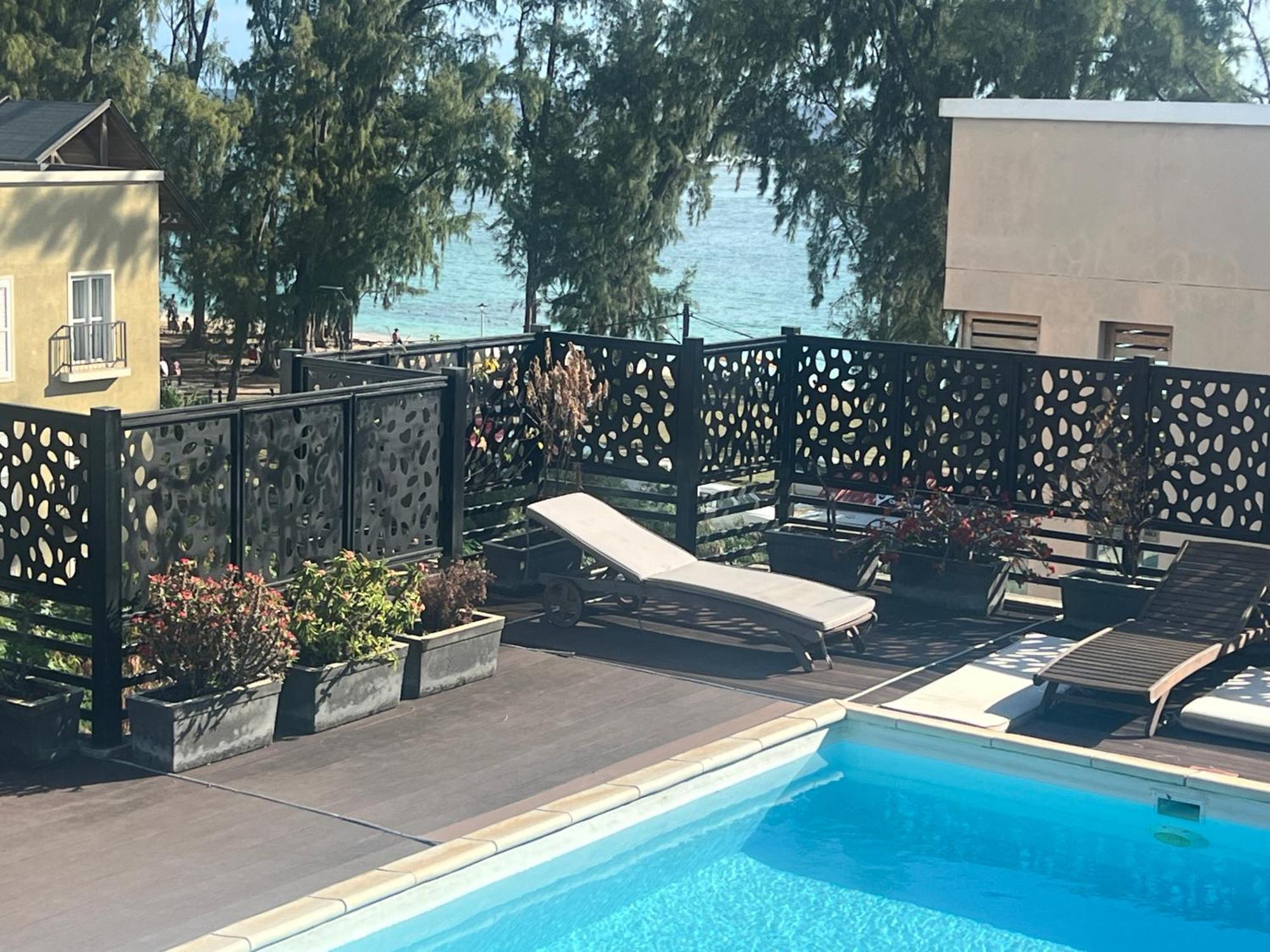 Newly Renovated Studio Apartment With Rooftop Pool, Few Steps To The Beach Flic en Flac Exterior photo