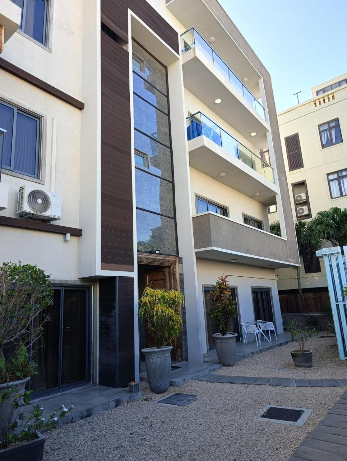Newly Renovated Studio Apartment With Rooftop Pool, Few Steps To The Beach Flic en Flac Room photo